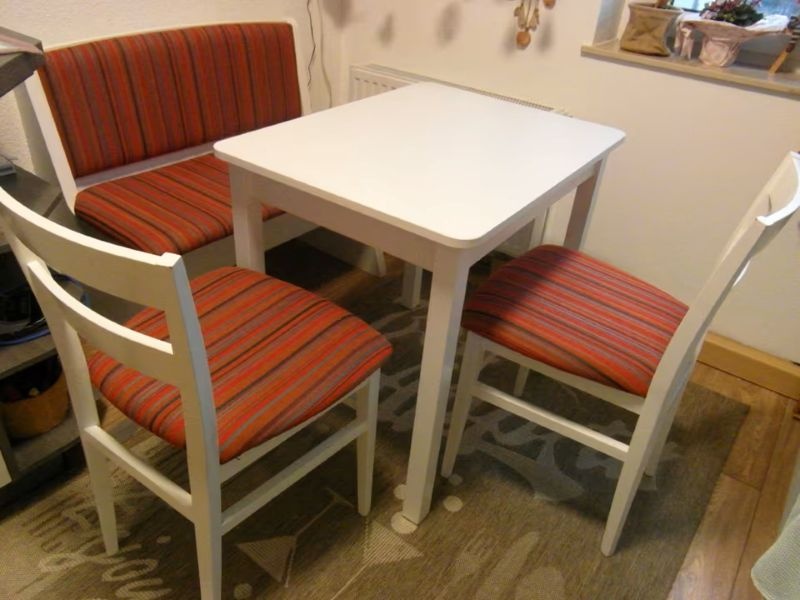 Stůl jídelní, 2 židle a lavice - jídelní sestava