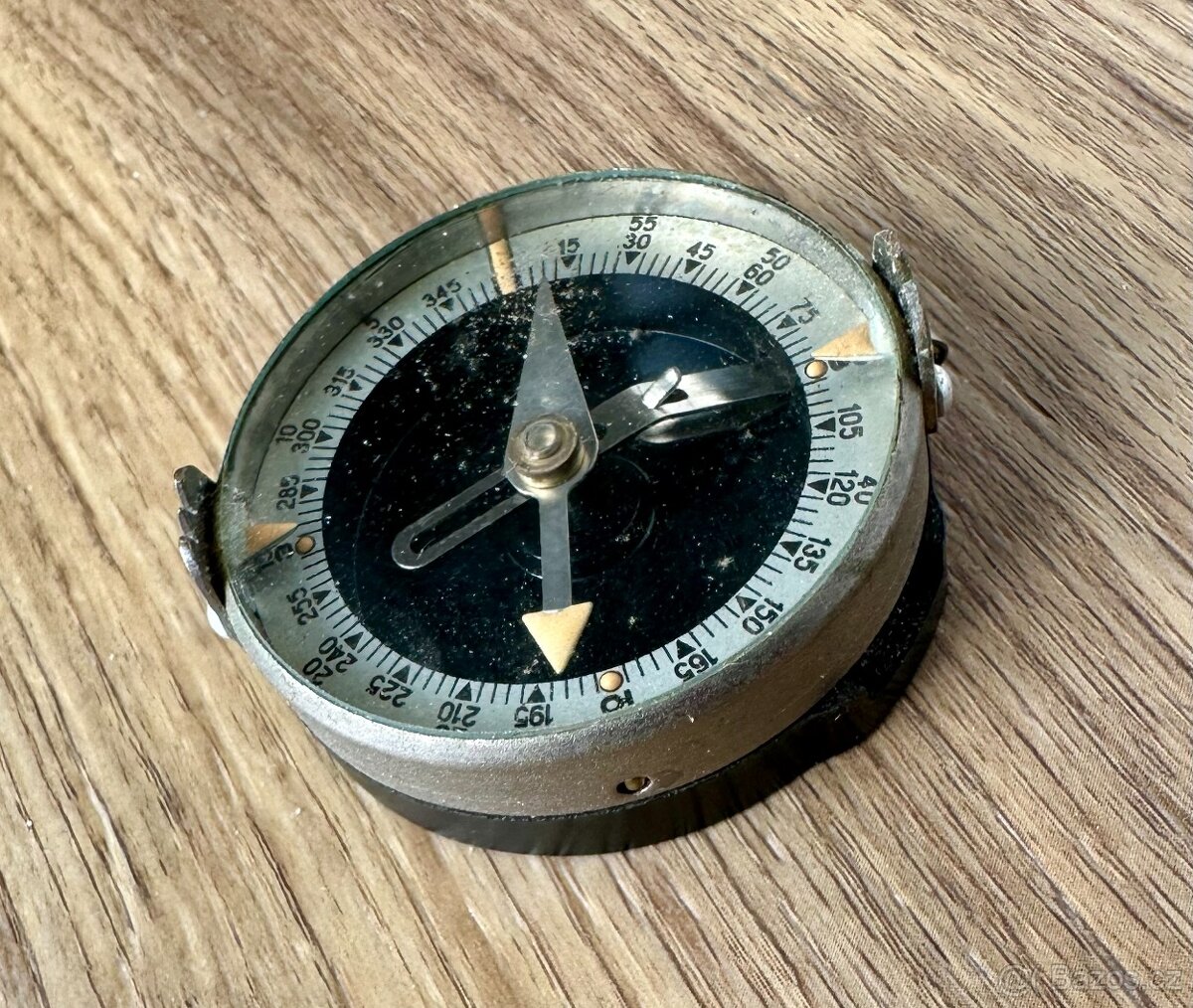 Starý vojenský kompas bez řemínku
