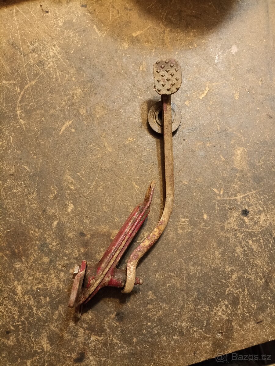 Pedál zadní brzdy s maznicí