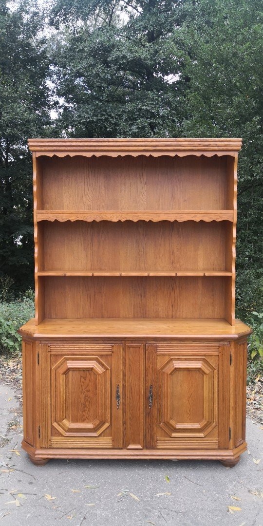 Masivní rustikální vitrína