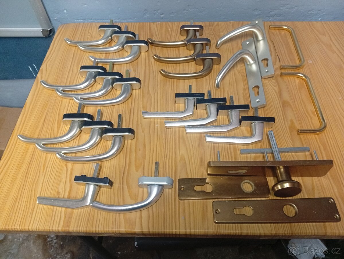 Kliky na okna a dveře