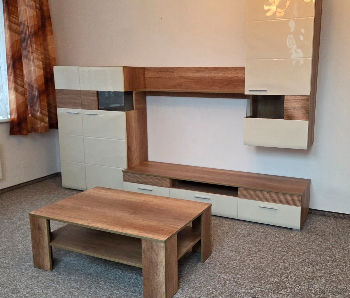 Obývací stěna se stolkem