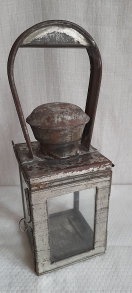 retro nádražní svítilna