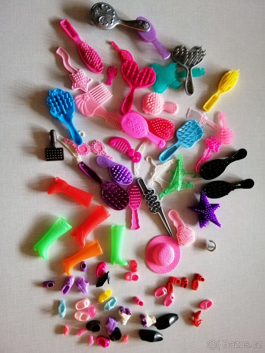 Hřebínky a botičky na Barbie.