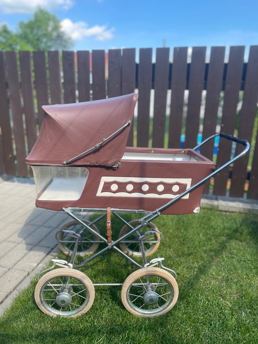 Retro kočárek pro panenku