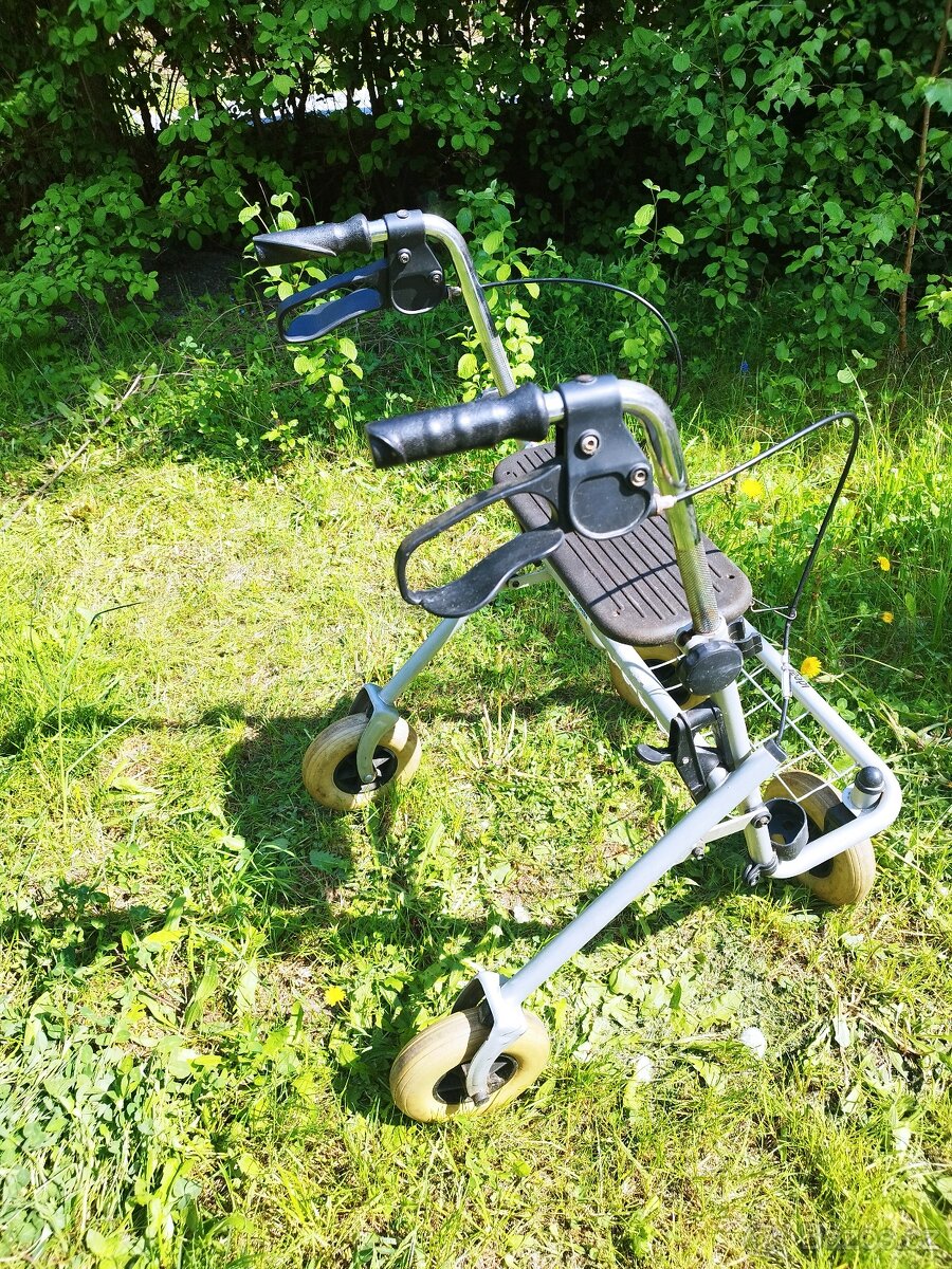 Invalidní chodítko