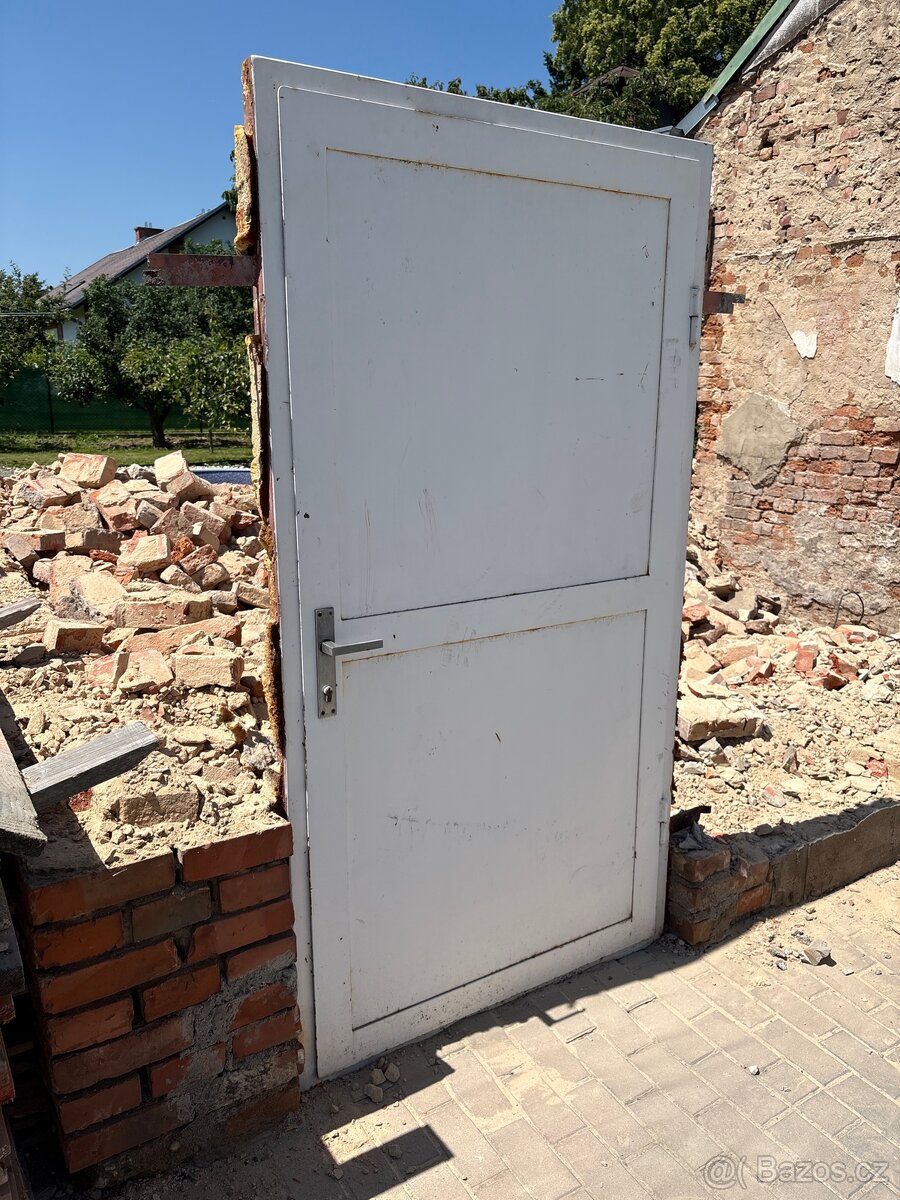 Prodám plechové dveře