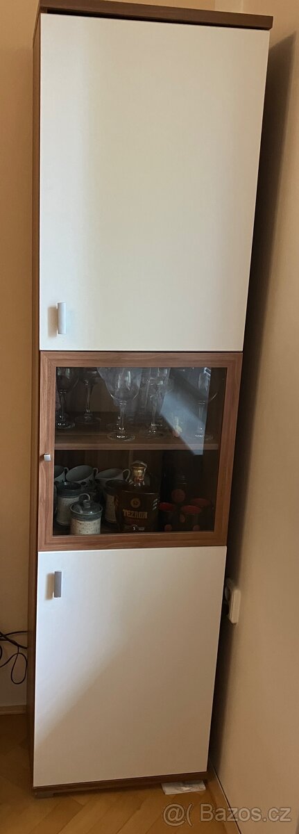 Vysoká skříňka do obýváku Š 50 x H 35 x V 200cm