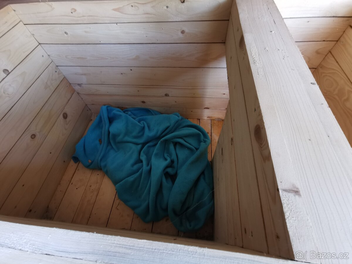 Dubová psí bouda z masivu