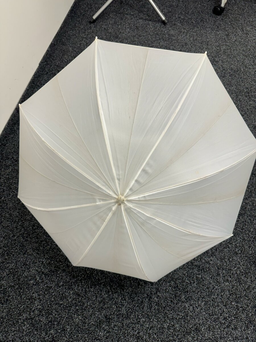 Bílý fotografický deštník