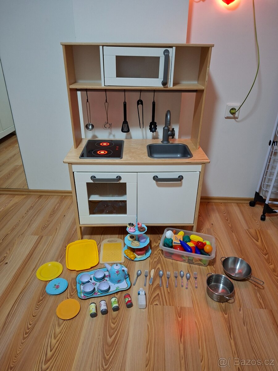 Dětská kuchyňka s příslušenstvím