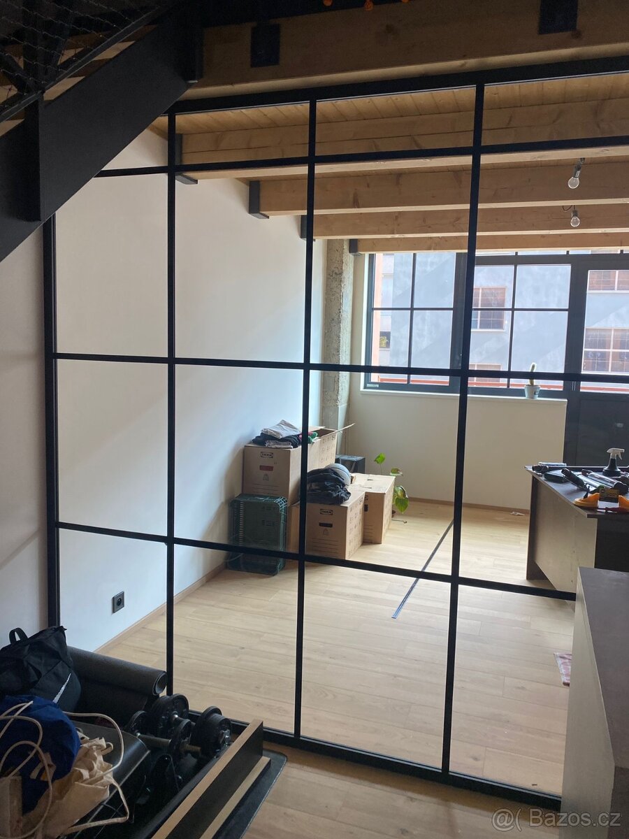 Skleněná dělící stěna - nová na  Praha 9