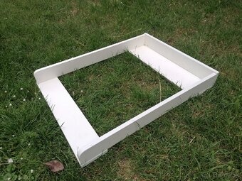 Samostatný přebalovací pult na komodu