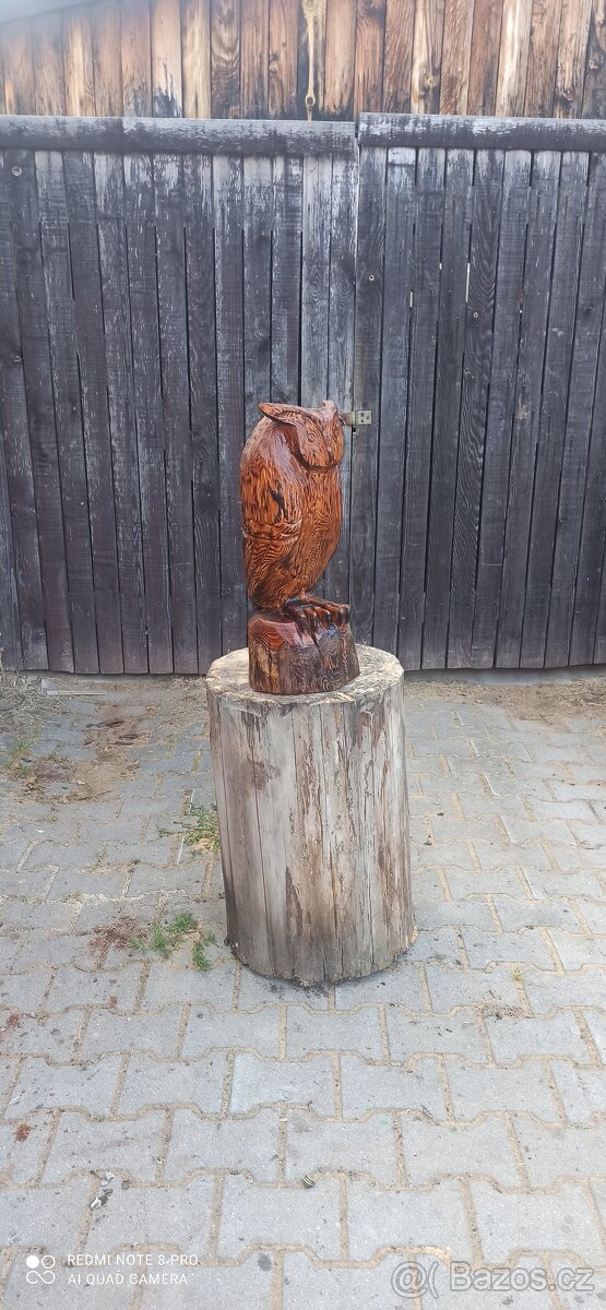Zahradní dekorace sova motorovou pilou