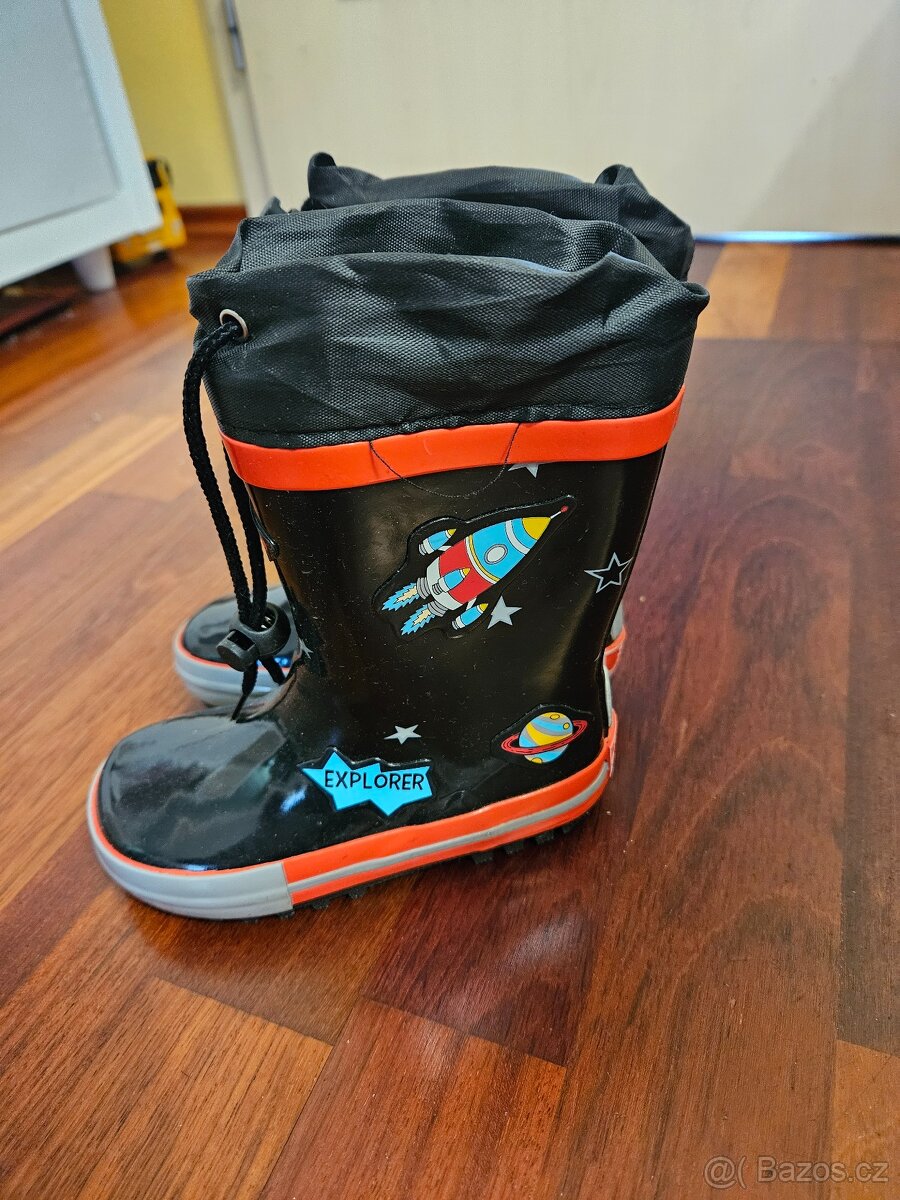 Dětské gumáky, motiv raketa.