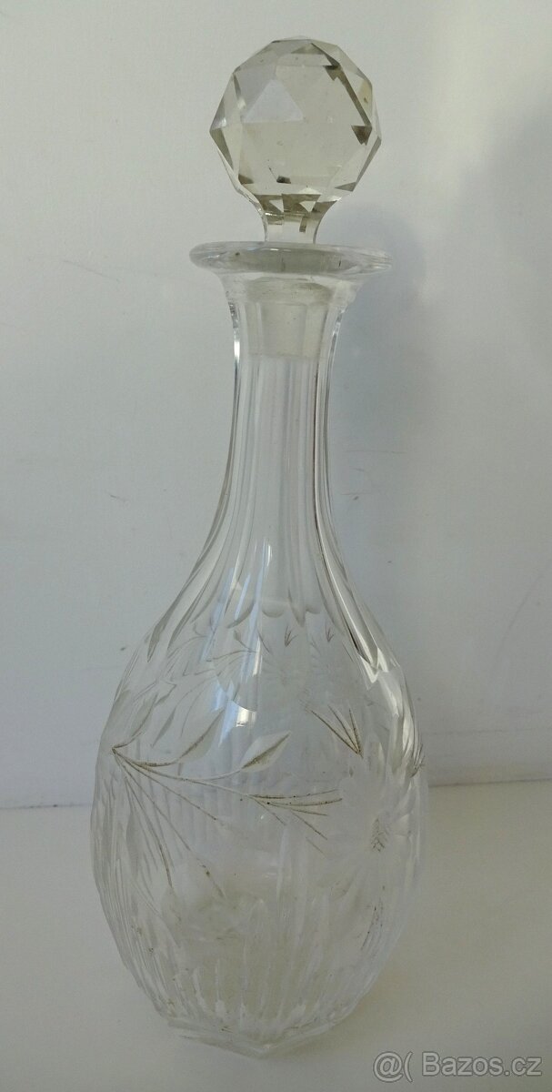 Karafa z broušeného skla