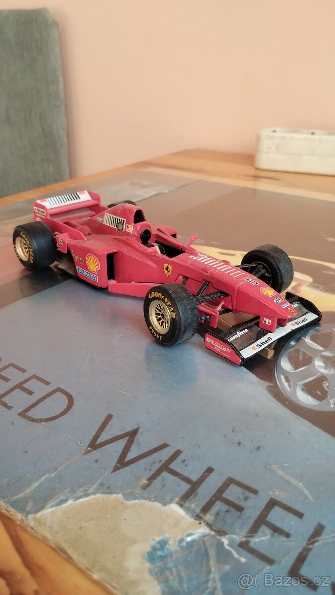 Modely Ferrari F1 1:24 - HotWheels, Bburago