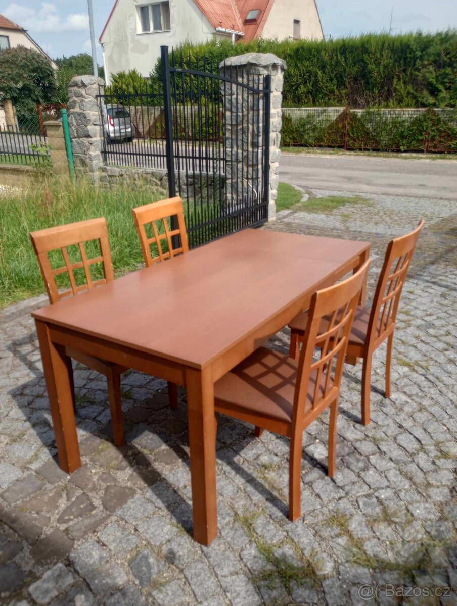 Jídelní stůl z masivu se čtyřmi židlemi