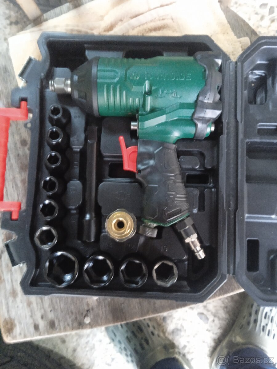 Pneumaticky razak