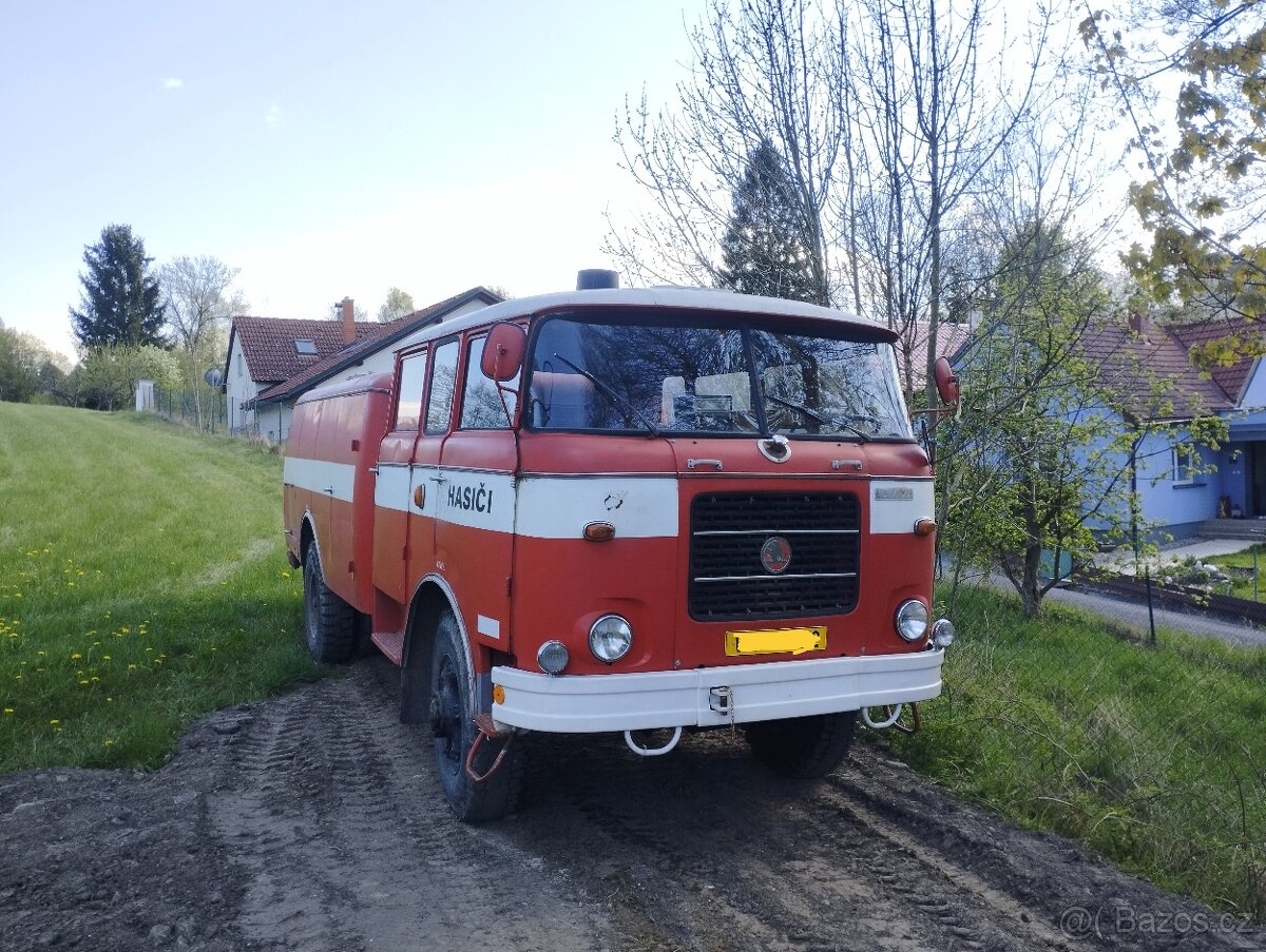 CAS 25 Š 706 RTHP hasičská cisterna