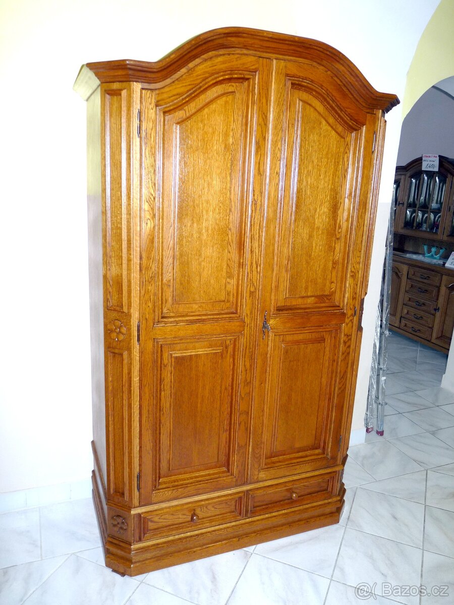 stylová dvoudveřovou šatní skříň se šuplíkem