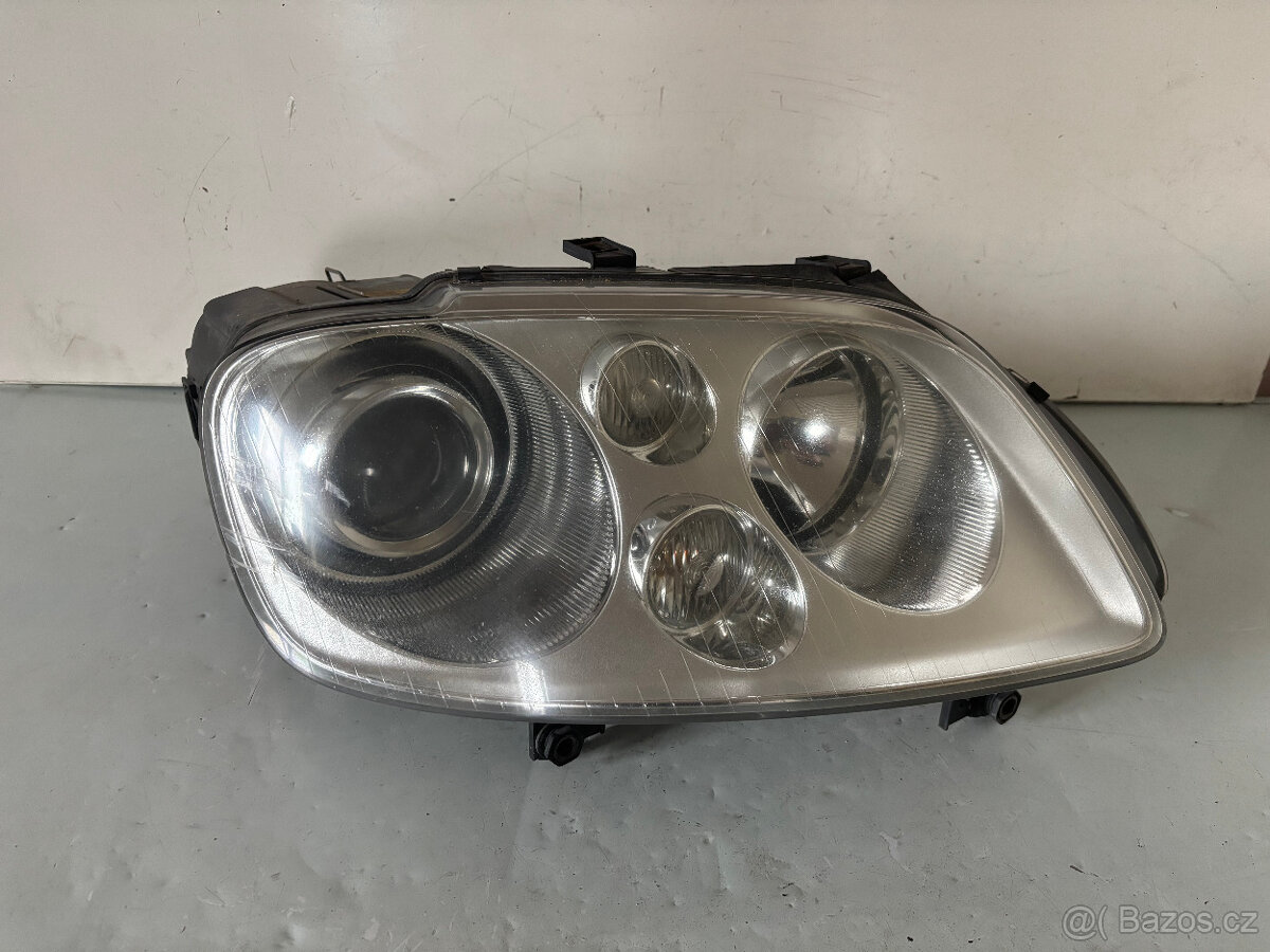 VW Caddy Touran světlomet xenon 1T0941032D komplet