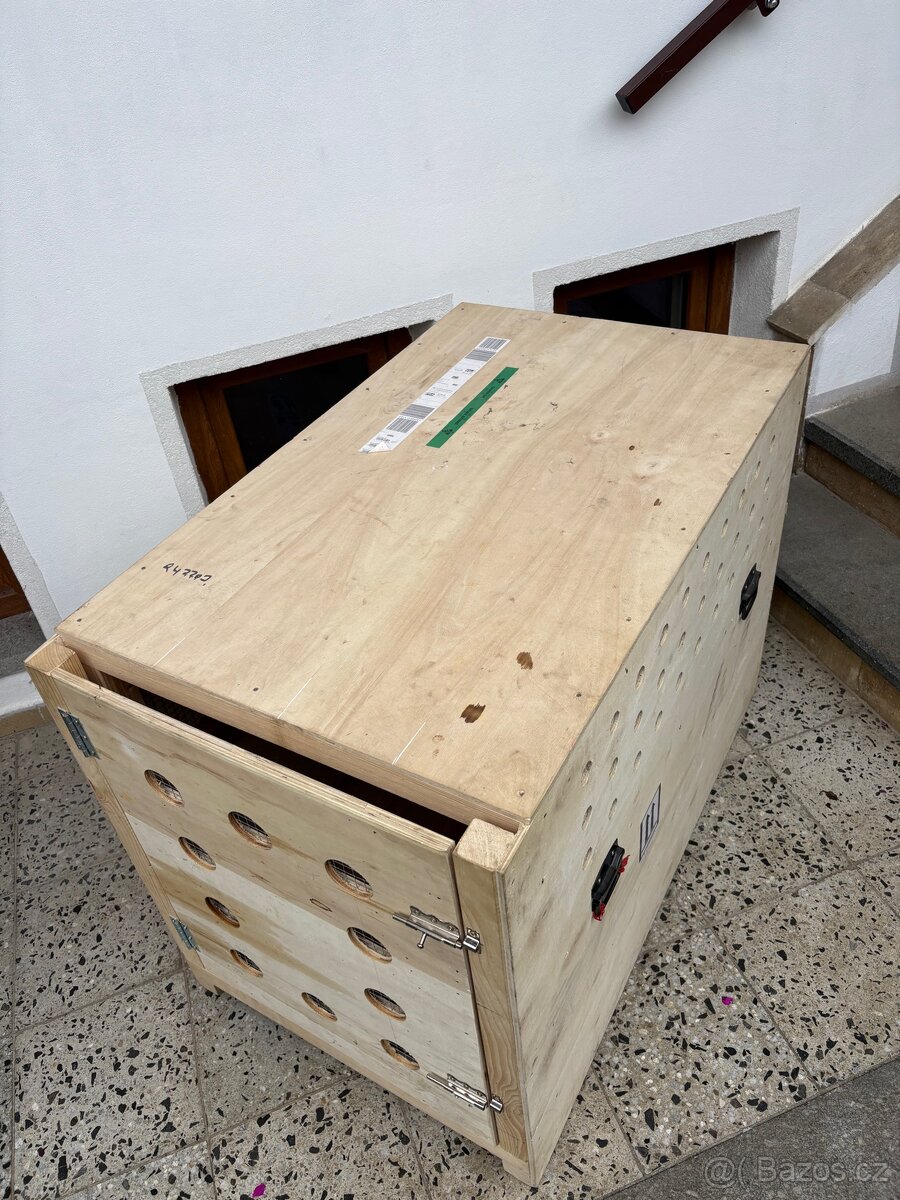 Dřevěná přepravka pro psa do letadla
