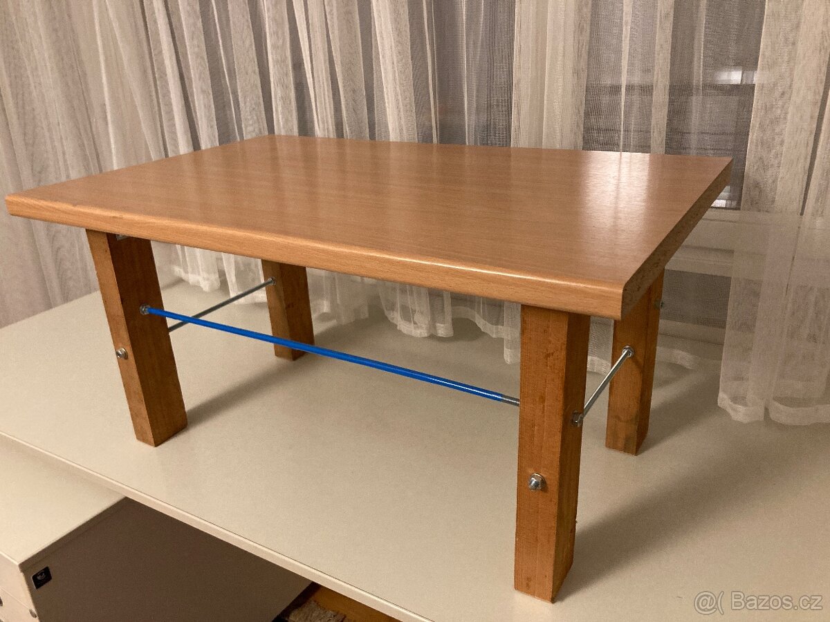 Stolek pod počítač pro práci vestoje