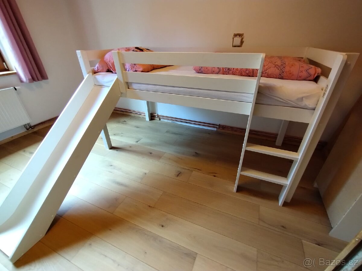 Dětská postel z masivu