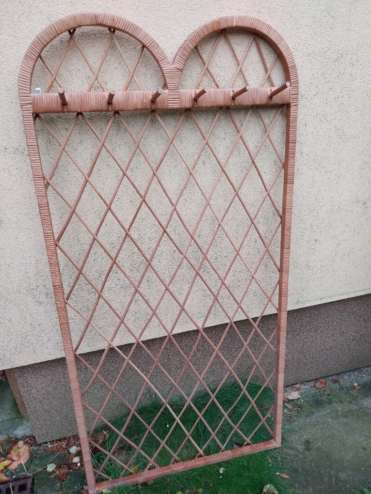 Prodám proutěný věšák