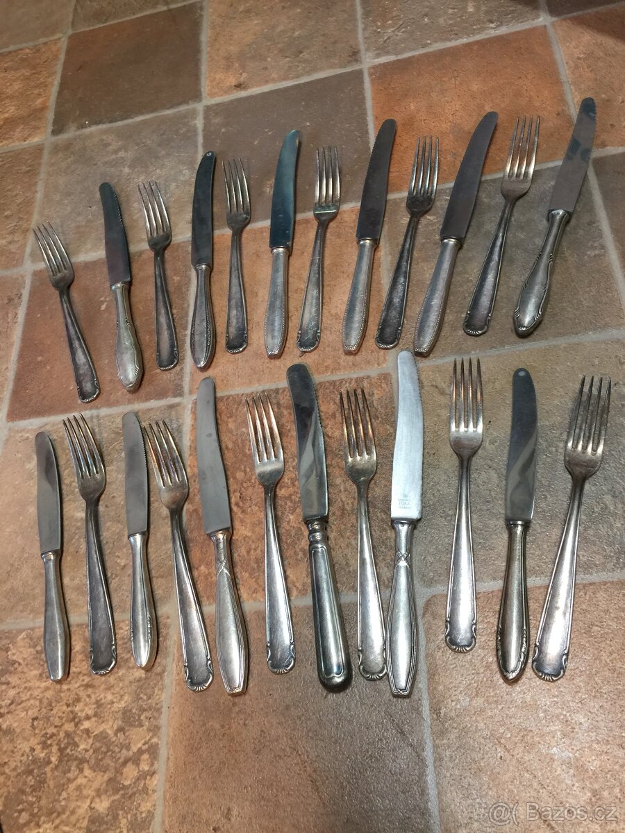 Příbory vidličky a nože postříbřené... puncované 12 x 12
