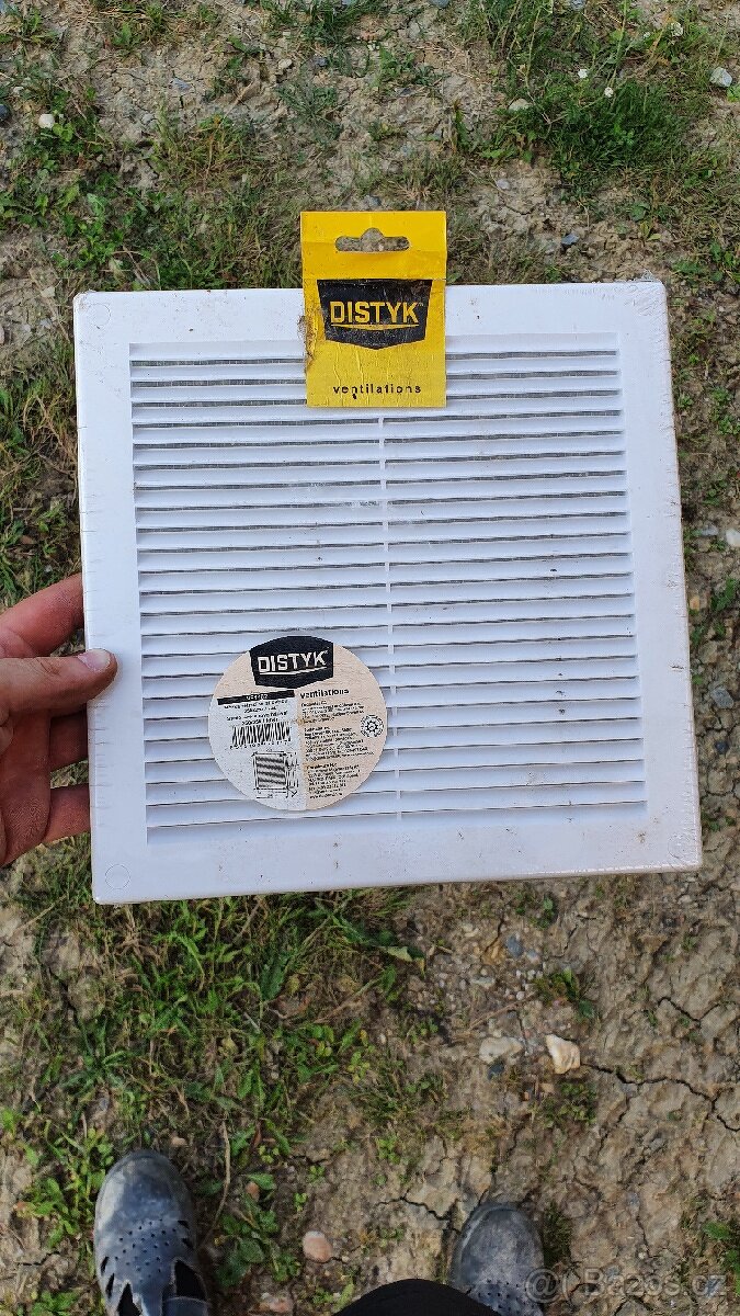 Větrací mřížka se síťovinou na fasádu 250x250