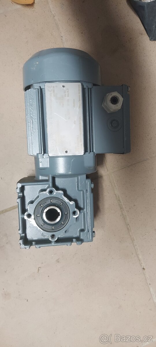 Elektromotor s převodovkou na 220V