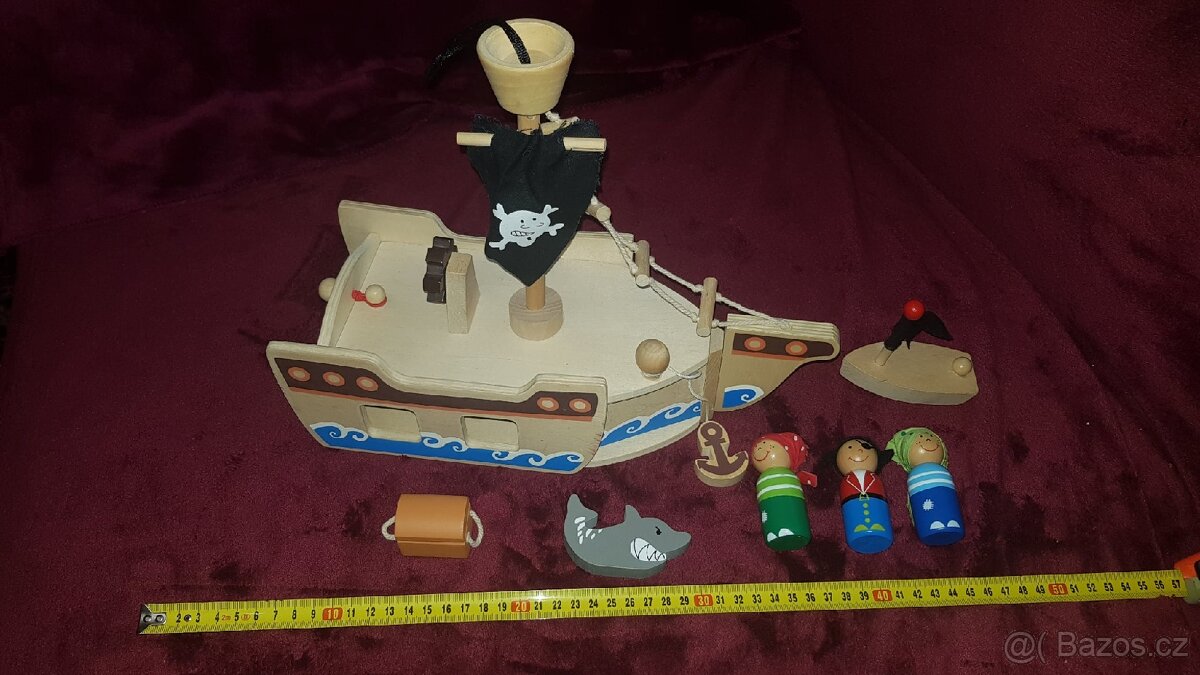 Dřevěná pirátská lodička s výbavou