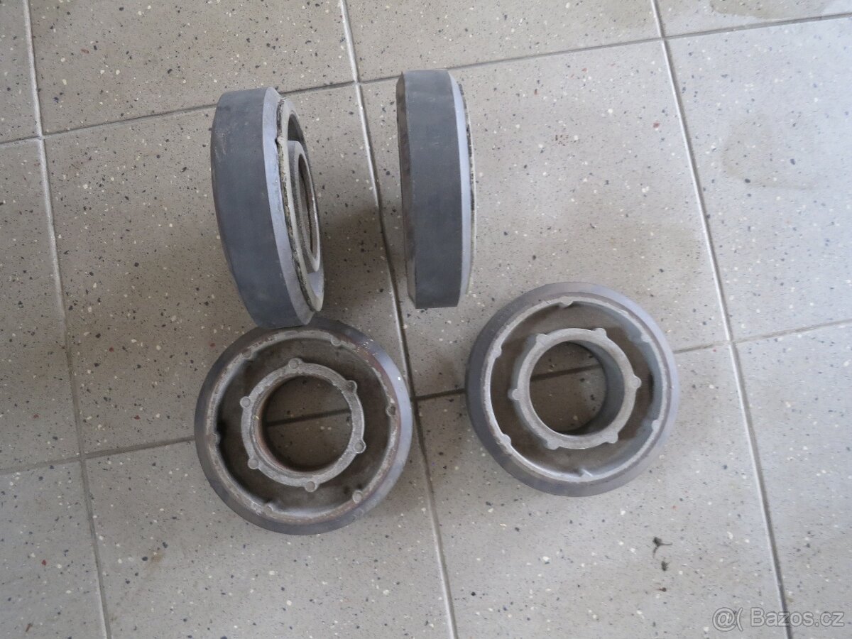 4 kolečka pr. 18 cm.