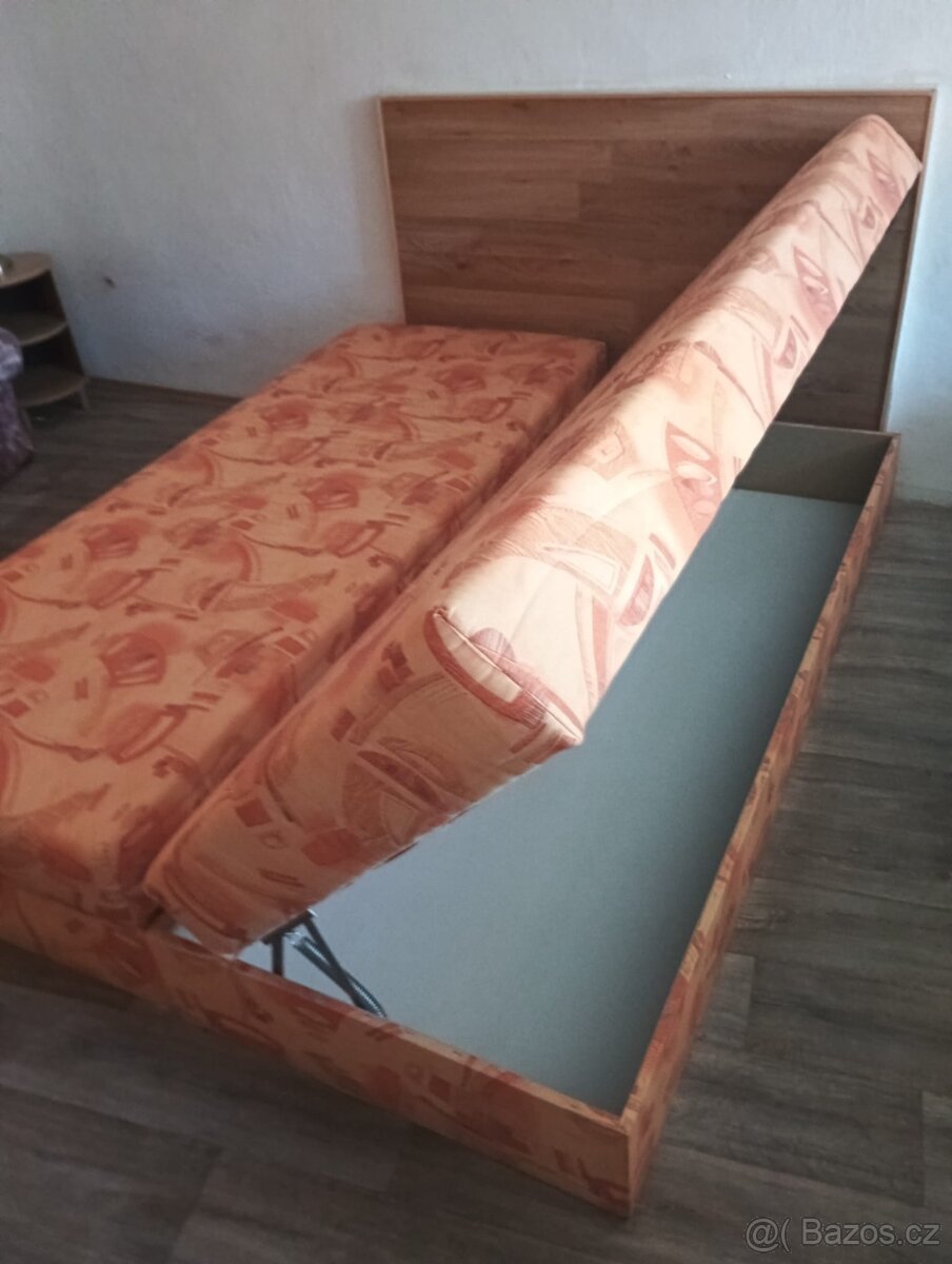 Válenda s úložným prostorem