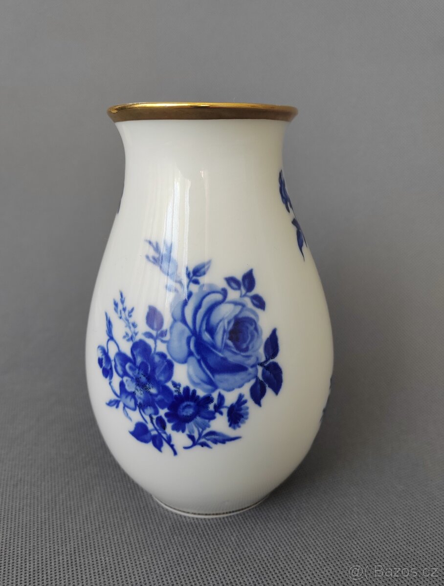 Okouzlující porcelánová váza od Royal KPM z Echt Cobalt