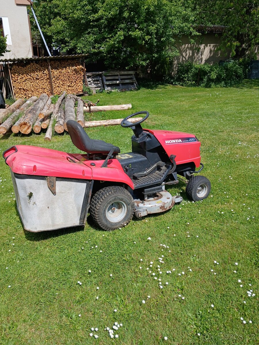 Zahradni trakturek Honda 2213