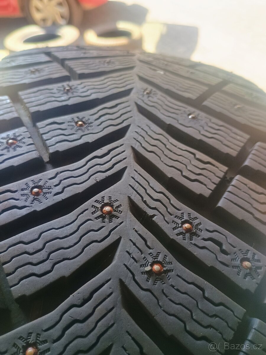 Sada zimní pneu Michelin 215/55/17 hroty