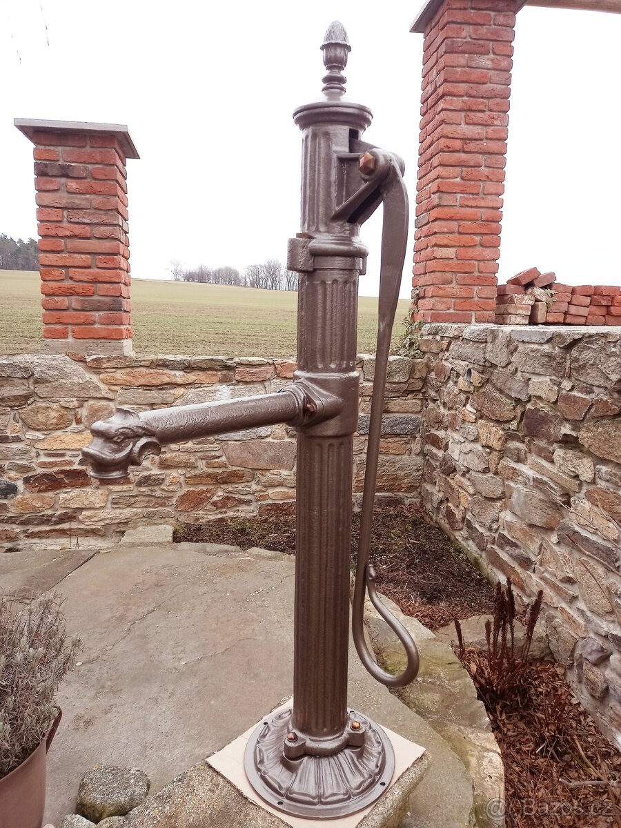 Litinová ruční pumpa.