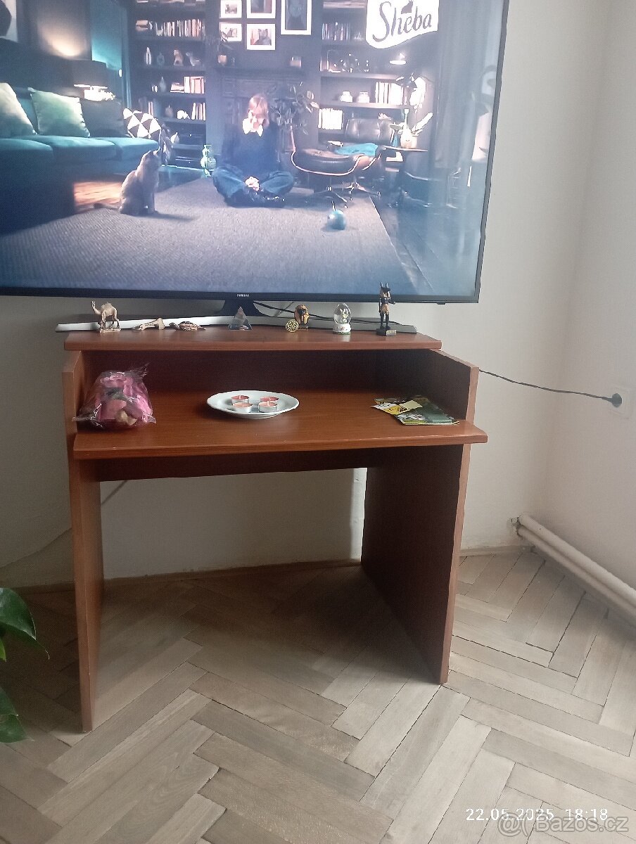 Prodám stůl za 80kč.Pevný,kvalitní..