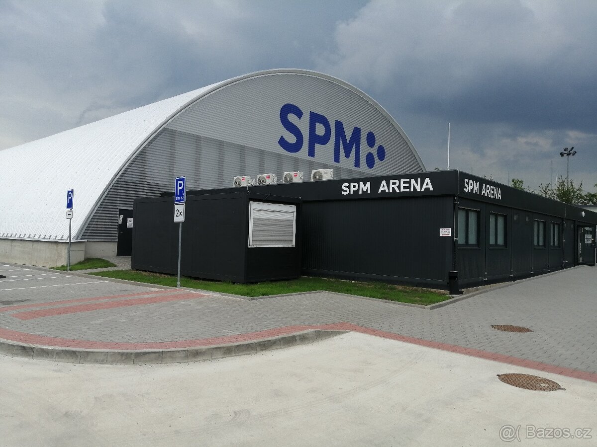 Rolbař/ledař na zimním stadiónu