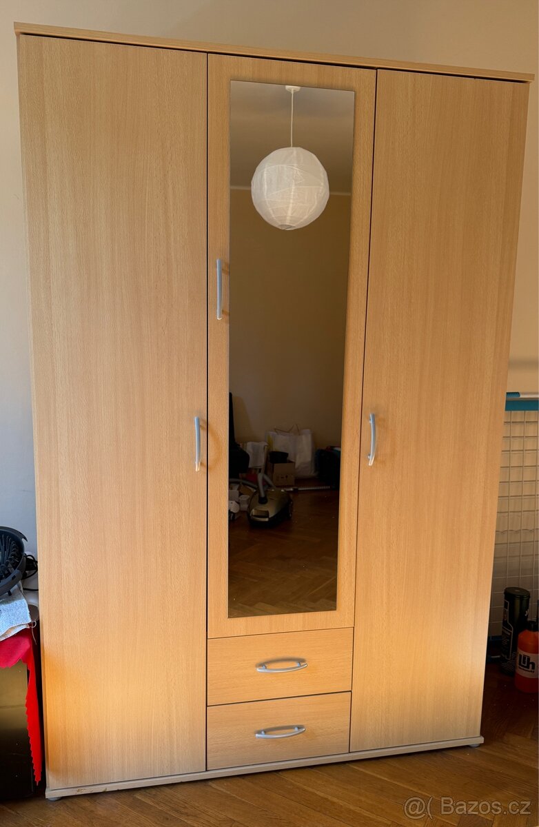 Šatní skříň se zrcadlem.