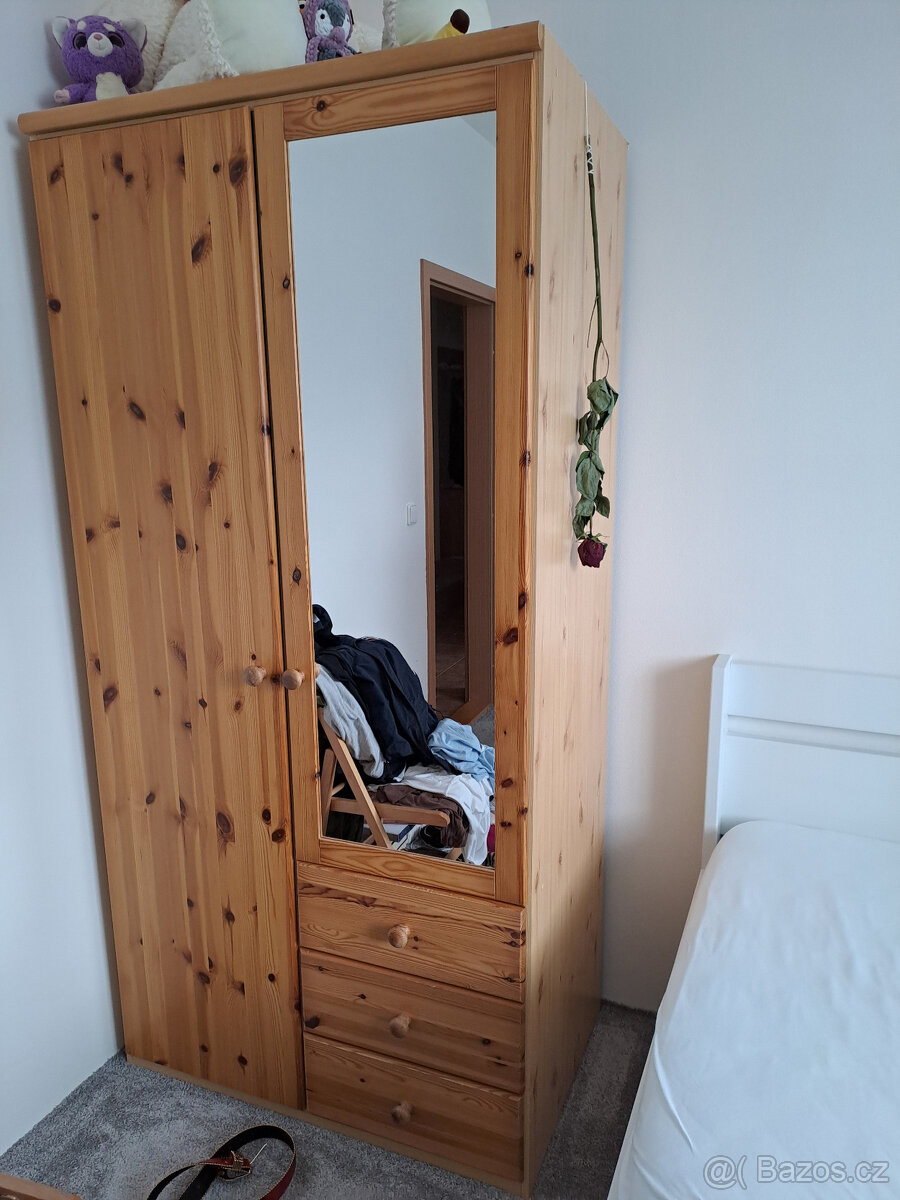 šatní skříň se zrcadlem