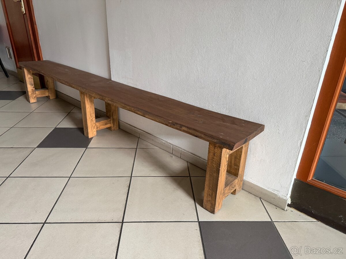 Dřevěná lavice z masivu