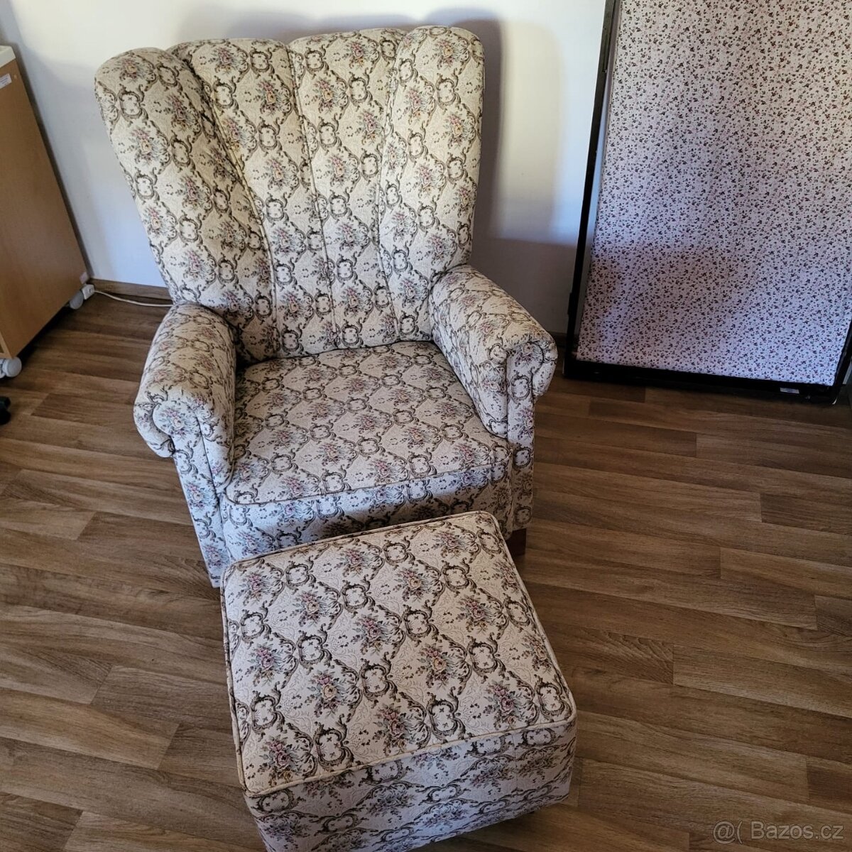 Prodáme křeslo ušák s podnožkou