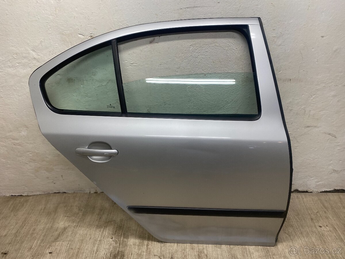 ŠKODA OCTAVIA 2 2004-2013 - PRAVÉ ZADNÍ DVEŘE KOMPLETNÍ 9102