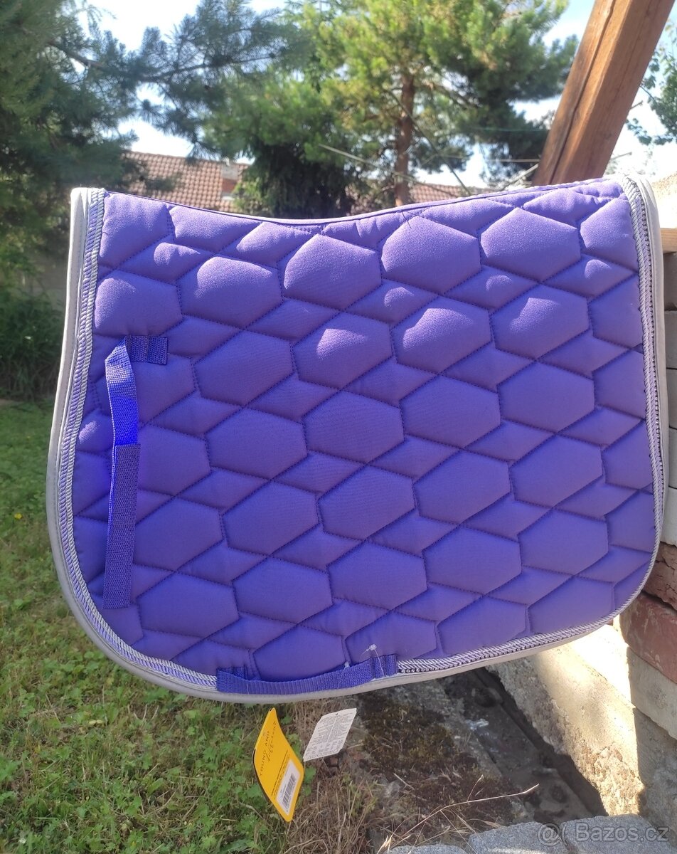 Fialová skoková dečka s kamínky na lemu