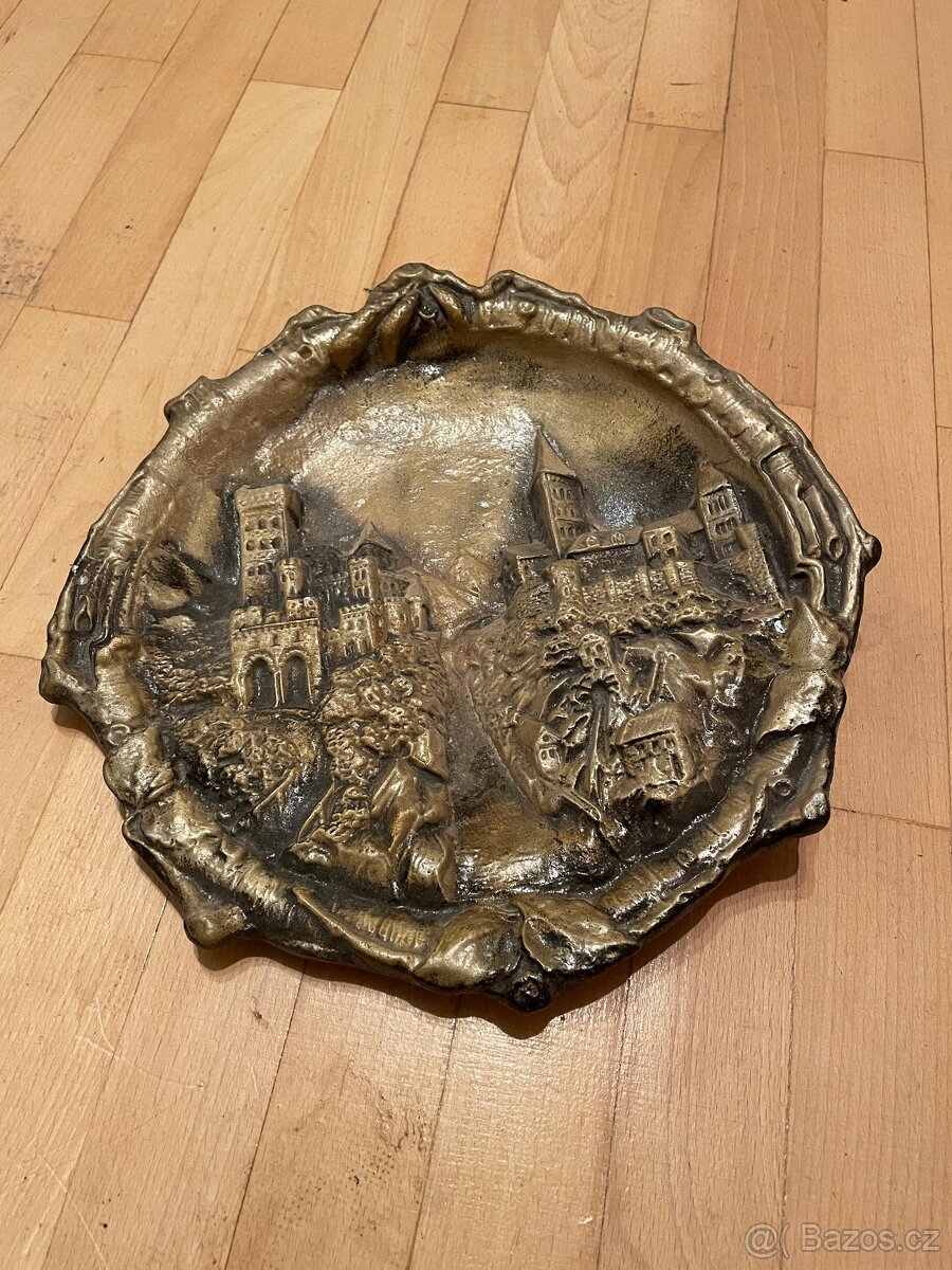 Sada dekorativních nástěnných talířů