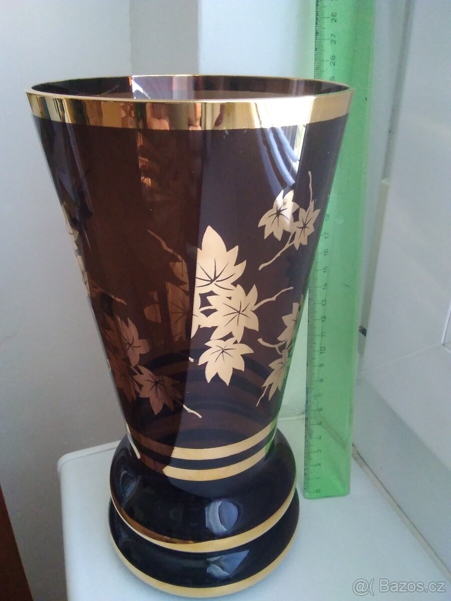 Prodám retro skleněnou vázu se zlatou malbou
